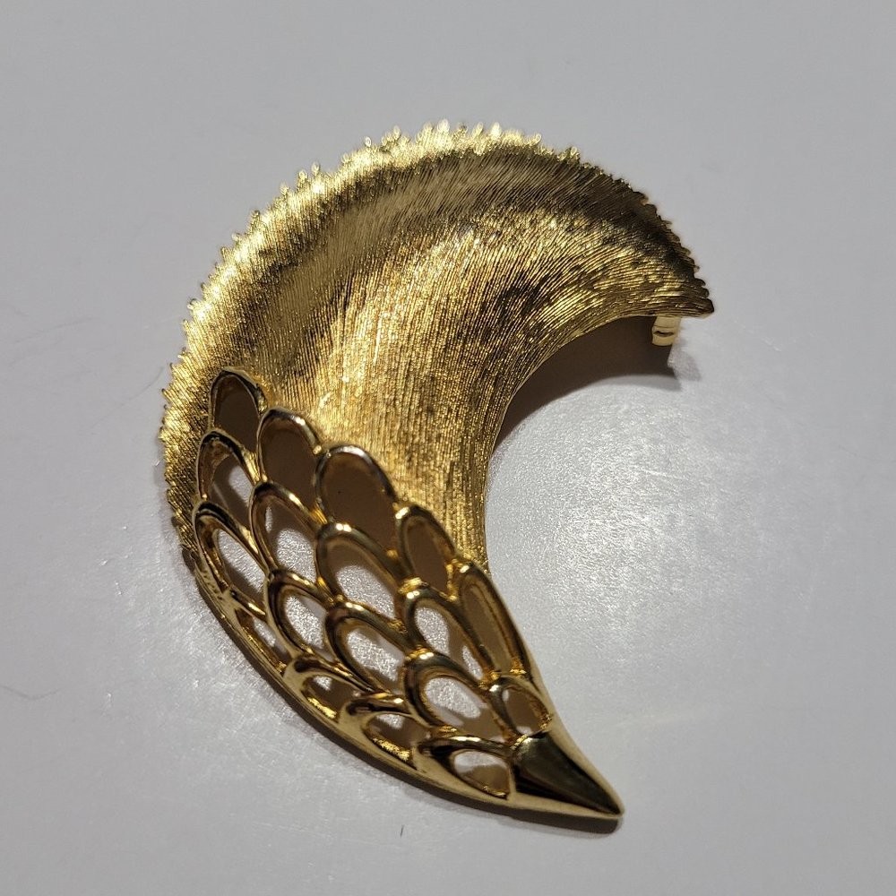 Vintage JJ Signed Leaf Pin Brooch Textured Unique Gold Plated